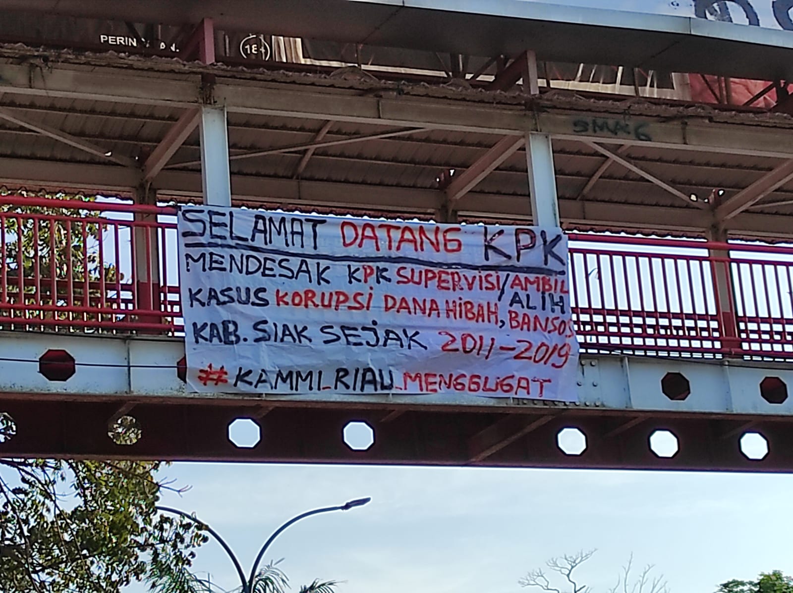 Foto Spanduk Bertuliskan Selamat Datang KPK di Jembatan Penyemberangan Jl. Sudirman