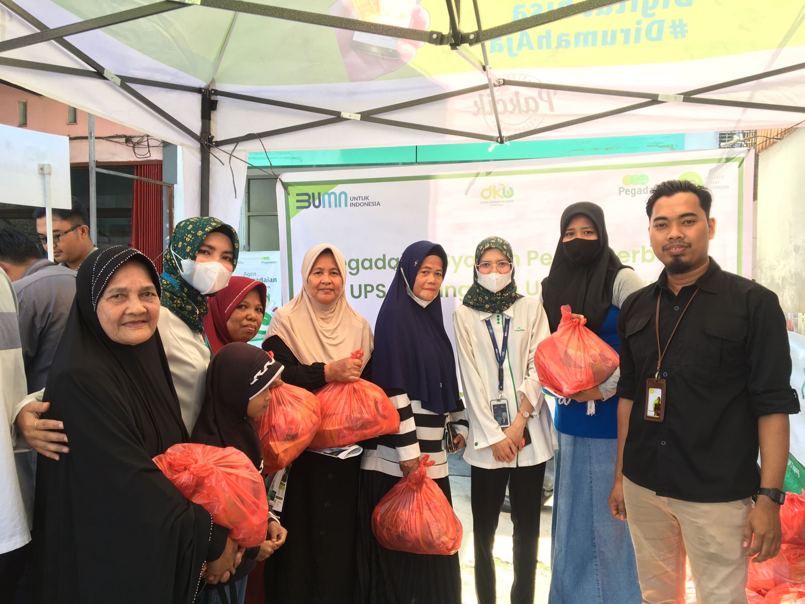 Foto bersama Ibu Selli dari Pegadaian Syariah dan Bapak M. Irwan Koordinator Kegiatan bersama para penerima manfaat program.